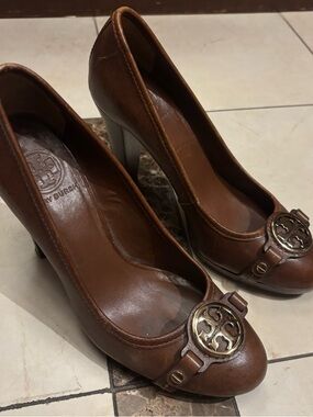 Tory Burch Chestnut Brown Leather Medallion Pumps